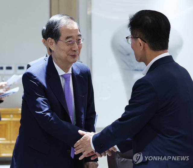 한덕수(왼쪽) 대통령 권한대행 국무총리가 4월 10일 서울 용산 대통령실 청사에서 열린 국무회의에서 김문수 당시 고용노동부 장관과 인사하고 있다. 연합뉴스