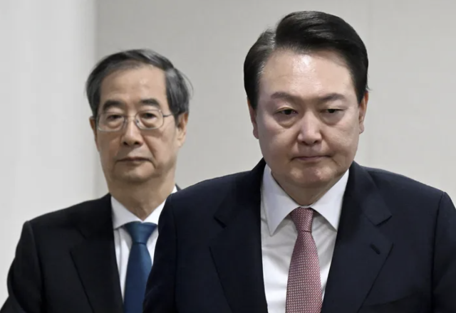 지난 2023년 3월21일 당시 윤석열 대통령과 한덕수 국무총리가 용산 대통령실 청사에서 열린 국무회의장으로 들어서는 모습. 연합뉴스