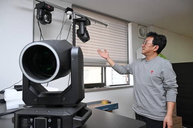 김동현 데이톤 대표가 6일 서울 서초구 소재 사무실에서 서울경제신문과 인터뷰 중 인공지능(AI)이 적용된 조명을 설명하고 있다. 조태형 기자