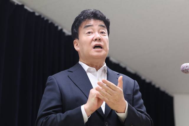 백종원 더본코리아 대표가 3월 서울 서초구 스페이스쉐어 강남역센터에서 열린 첫 정기 주주총회를 마친 뒤 언론 앞에서 입장 표명 및 질의 응답 시간을 갖고 있다. 지난해 11월 6일 유가증권시장에 상장한 더본코리아는 1월 말 제기된 ‘빽햄’의 품질 논란부터 최근 제기된 농지법 위반 의혹과 된장 등 자사 제품의 원산지 표기 오류, 새마을식당 온라인 카페에서 운영된 ‘직원 블랙리스트’ 게시판, 농약 분무기 사용 등으로 약 두 달 동안 구설에 올랐다. 연합뉴스