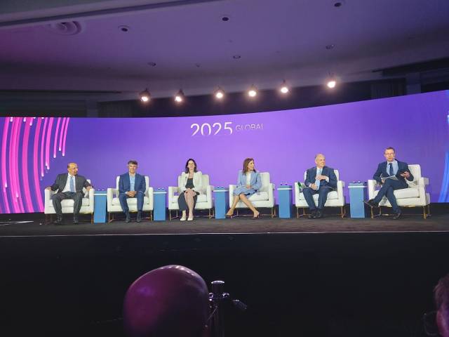 데이비드 페이버 CNBC앵커와 왈리드 알 모카라브 알 무하이리 무바달라 그룹 부대표이사, 제인 프레이저 시티그룹 최고경영자(CEO), 제니 존슨 플랭클린템플턴 CEO, 하비 슈와츠 칼라일 CEO, 앤드류 설리번 프루덴셜파이낸셜 CEO가 5일(현지 시간) 미국 로스앤젤레스 베벌리힐튼호텔에서 열린 ‘밀컨 글로벌 콘퍼런스 2025’에 참석해 대담을 나누고 있다. 로스엔젤레스=김흥록기자