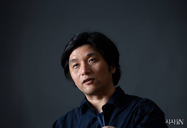 지난 1월19일 서울서부지법 폭동 현장에 갔다가 특수건조물침입 혐의로 재판을 받고 있는 정윤석 감독이 4월22일 <시사IN>과 인터뷰하고 있다. ⓒ시사IN 신선영