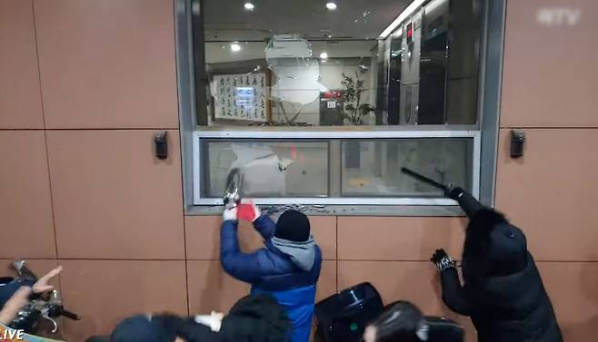 1월19일 새벽 윤석열 지지자들이 서울서부지법 청사에 난입해 기물을 파손하고 있다.ⓒ유튜브 락TV 화면 갈무리