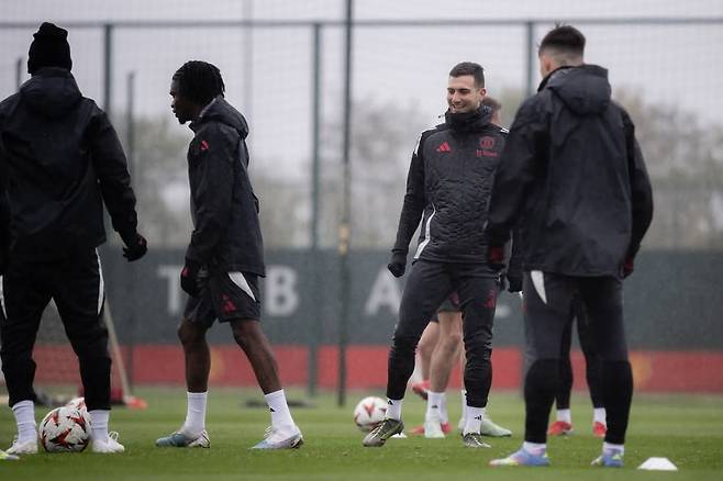 맨유 선수들이 밝은 표정으로 팀 훈련에 임하고 있다. 사진출처｜맨체스터 유나이티드 SNS