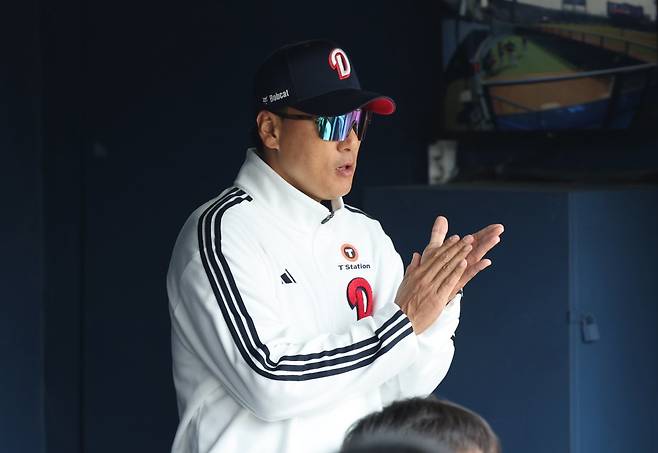 두산 이승엽 감독은 6일 잠실 LG전을 앞두고 최근 불펜진에서 상승세를 보이고 있는 박치국과 최지강에게 아낌없는 칭찬을 보냈다. 이 감독은 박치국을 두고 “스트라이크 비율이 높아졌다. 좋을 때 중용해야 한다”며 기대감을 높였다. 뉴시스