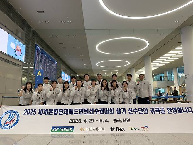 박주봉 감독이 이끄는 배드민턴국가대표팀은 2025수디르만컵에서 2대회 연속 준우승을 차지했다. 선전에도 남자단식의 국제경쟁력 강화와 복식조 선수층 강화라는 과제는 남았다. 5일 인천국제공항을 통해 입국한 대표팀 선수단. 사진제공｜대한배드민턴협회