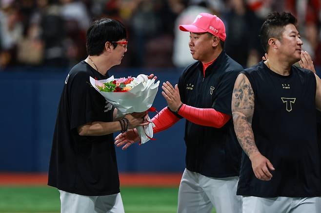 KIA 양현종(왼쪽)이 지난 5일 고척 키움전에서 개인 통산 180승을 거둔 뒤 이범호 KIA 감독에게 꽃다발을 받고 있다. KIA 타이거즈 제공