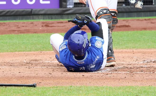 구자욱이 6일 대전 한화전 3회, 팔꿈치에 공을 맞고 고통스러워하고 있다. 연합뉴스