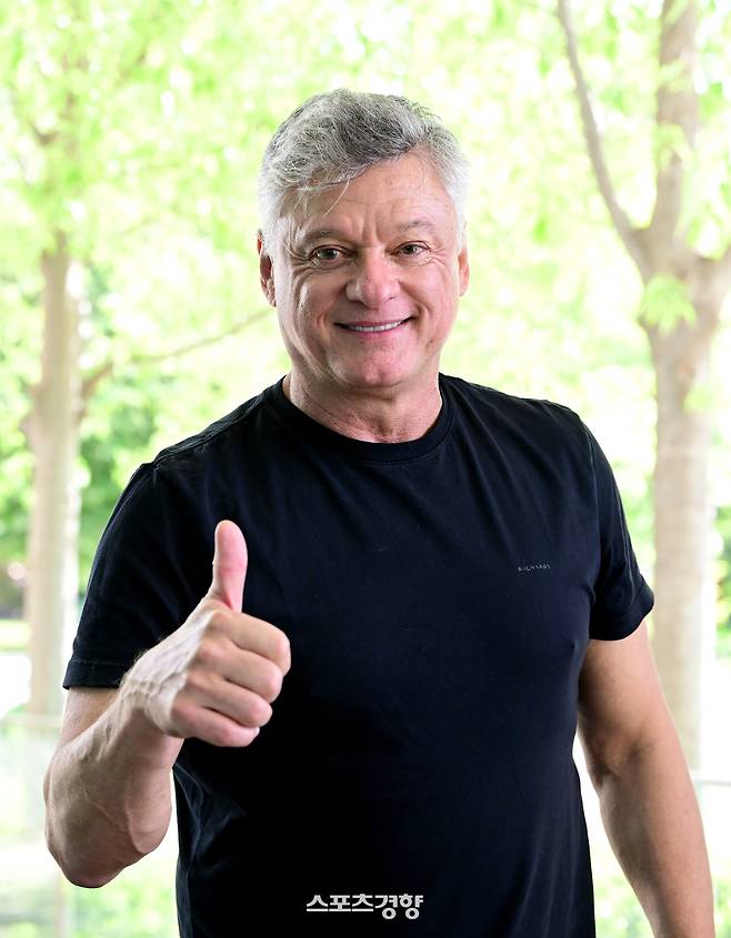 대한항공 신임 사령탑 헤난 달 조토 감독이 6일(현지 시간) 외국인 선수 트라이아웃이 열리는 튀르키예 이스탄불 숙소에서 취재진을 만나 인터뷰한 뒤 포즈를 취하고 있다. KOVO 제공