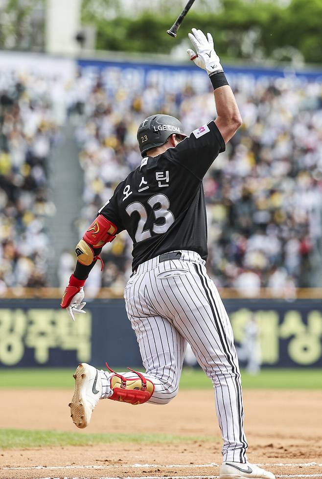 ▲ LG 오스틴이 3점홈런을 터뜨리고 기쁨을 표출하고 있다. ⓒ연합뉴스