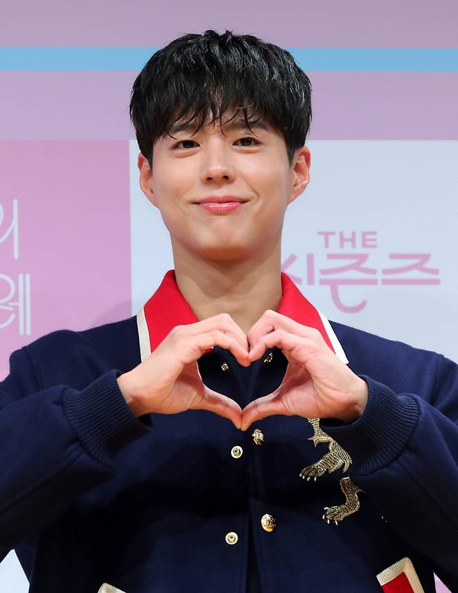 [서울=뉴시스] 김혜진 기자 = 배우 박보검이 11일 오후 서울 영등포구 여의도 KBS아트홀에서 진행된 KBS2 음악 프로그램 '더 시즌즈 - 박보검의 칸타빌레' 제작발표회에서 포즈를 취하고 있다.   '더 시즌즈'는 KBS 음악프로그램 최초로 시즌제 방식을 도입해 재작년 2월부터 '박재범의 드라이브'를 시작으로 '최정훈의 밤의공원', '악뮤의 오날오밤', '이효리의 레드카펫', '지코의 아티스트', '이영지의 레인보우' 까지 각기 다른 장르 및 색깔을 가진 MC가 뮤지션과 시청자의 가교역할을 이어왔다. 매 시즌 예측 불가능하면서도 신선한 MC 선정으로 이목을 집중시킨 '더 시즌즈', 7번째 시즌의 주인공은 배우 박보검이다. 2025.03.11. jini@newsis.com /사진=김혜진