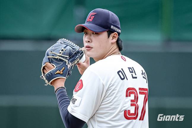 롯데 이민석이 5일 사직 SSG전에서 투구하고 있다. /사진=롯데 자이언츠 제공