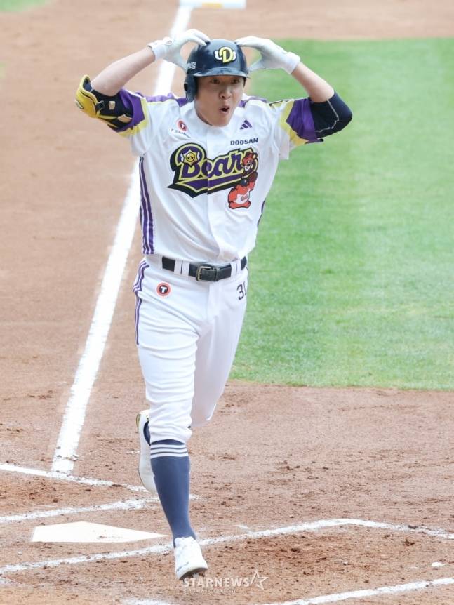 2025 신한 SOL Bank KBO리그 두산 베어스 대 LG 트윈스 경기가 5일 잠실야구장에서 열렸다. 두산 정수빈이 3회말 무사에 우중월 1점 홈런을 날리고 홈인한 후 팬들을 향해 세리머니를 하고 있다. /사진=김진경 대기자