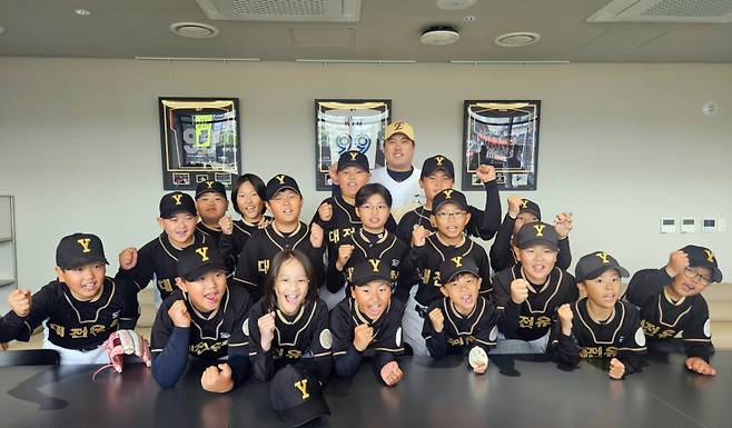 대전 유천초등학교 학생들이 류현진과 단체 촬영에 임하고 있다. /사진=류현진재단 제공