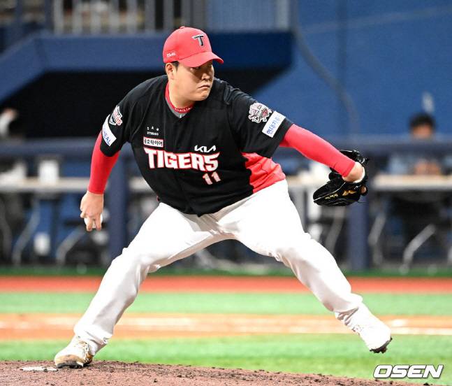 조상우가 8회말 등판해 역투하고 있다.