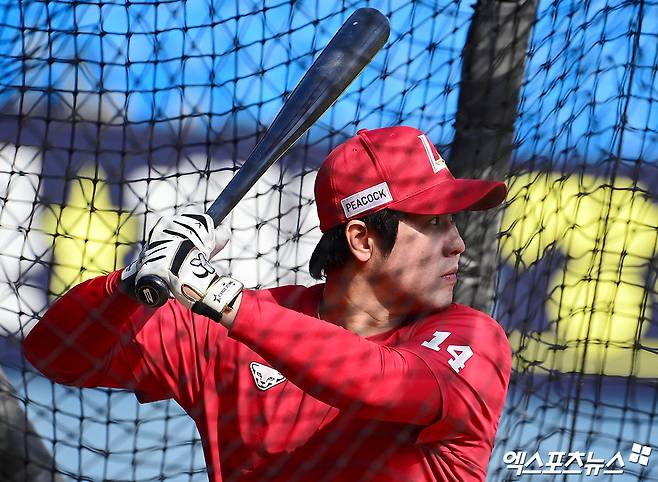 SSG 내야수 최정은 5일 사직구장에서 열린 '2025 신한 SOL Bank KBO 리그' 롯데와 주중 3연전 첫 번째 경기에서 3번 지명타자로 선발 출전했다. 1회초 결승 3점포를 터트려 공격에 활력을 불어넣었다. 엑스포츠뉴스 DB