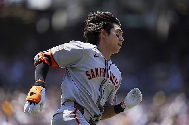 미국 메이저리그 샌프란시스코 자이언츠의 이정후가 6일(한국시간) 미국 시카고의 리글리 필드에서 열린 2025 메이저리그 시카고 컵스와의 원정 경기에 3번 중견수로 선발출전, 안타를 기록했다. 사진 연합뉴스