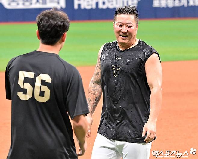 5일 오후 서울 구로구 고척스카이돔에서 열린 '2025 신한 SOL Bank KBO리그' KIA 타이거즈와 키움 히어로즈의 경기, KIA가 키움에 13:1로 대승을 거두며 3연패에서 탈출했다.  이날 경기에서 400홈런을 달성한 KIA 최형우가 축하 물세례를 받고 있다. 고척, 김한준 기자