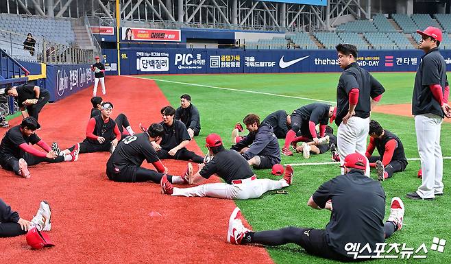 6일 오후 서울 구로구 고척스카이돔에서 열리는 '2025 신한 SOL Bank KBO리그' KIA 타이거즈와 키움 히어로즈의 경기, KIA 선수들이 웜업을 하고 있다. 고척, 김한준 기자