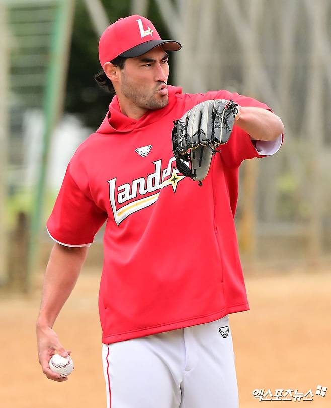 SSG 투수 화이트는 지난 5일 사직구장에서 열린 '2025 신한 SOL Bank KBO 리그' 롯데와 주중 3연전 첫 번째 경기에서 선발 등판했다. 최종 성적 8이닝 1실점으로 팀 승리에 보탬이 됐다. 엑스포츠뉴스 DB