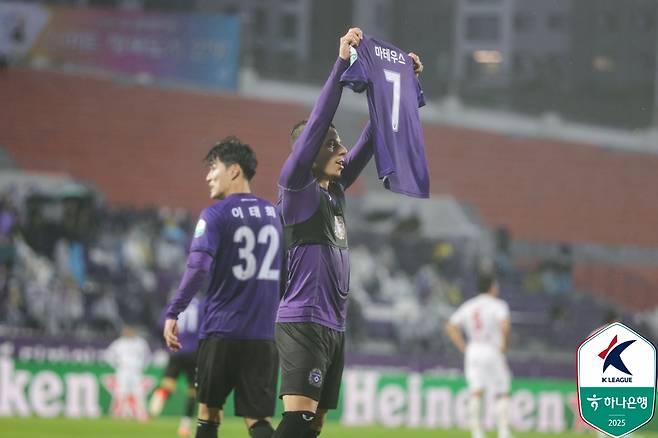 2라운드의 복수를 꿈꾸는 FC안양이 주포 모따를 벤치에 앉힌 채 마테우스와 김운에게 팀의 공격을 맡긴다. 연패 탈출을 노리는 FC서울은 주장 린가드를 선발 제외하는 강수를 둔 대신해 핵심 선수인 정승원이 선발 명단에 복귀했다. 사진 한국프로축구연맹