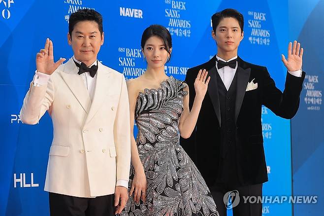 백상예술대상 사회 맡은 신동엽-수지-박보검 (서울=연합뉴스) 류효림 기자 = 방송인 신동엽, 배우 수지, 박보검이 5일 서울 강남구 삼성동 코엑스에서 열린 61회 백상예술대상 레드카펫에서 포즈를 취하고 있다. 2025.5.5 ryousanta@yna.co.kr