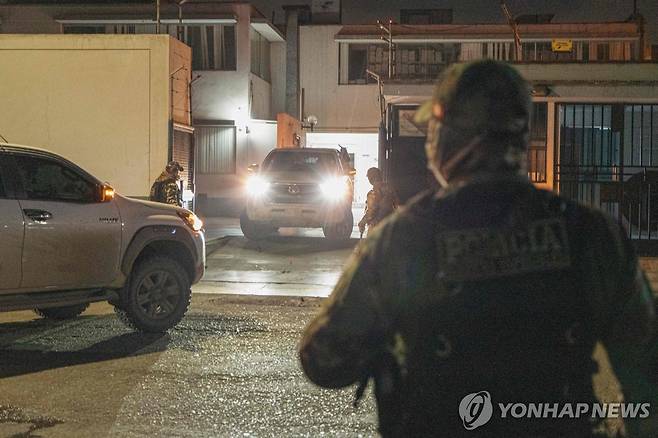 페루 금광 보안요원 시신 안치소에서 경계 근무하는 경찰 [트루히요 AFP=연합뉴스. 재판매 및 DB 금지]