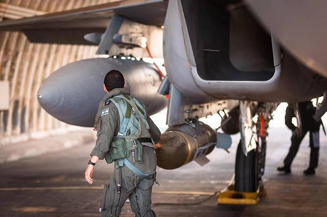 이스라엘군이 5일(현지시간) 예멘 호데이다항 등지에 투하한 전투기 포탄 [이스라엘군 제공. 재판매 및 DB 금지]
