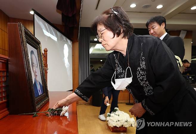 헌화하는 장기표 원장 부인 2024년 9월 25일 오후 서울 종로구 서울대병원 장례식장에서 열린 장기표 신문명정책연구원 원장 영결식에서 부인 조무하 씨가 고인 영정 앞에 헌화하고 있다.
[김도훈 기자 촬영]