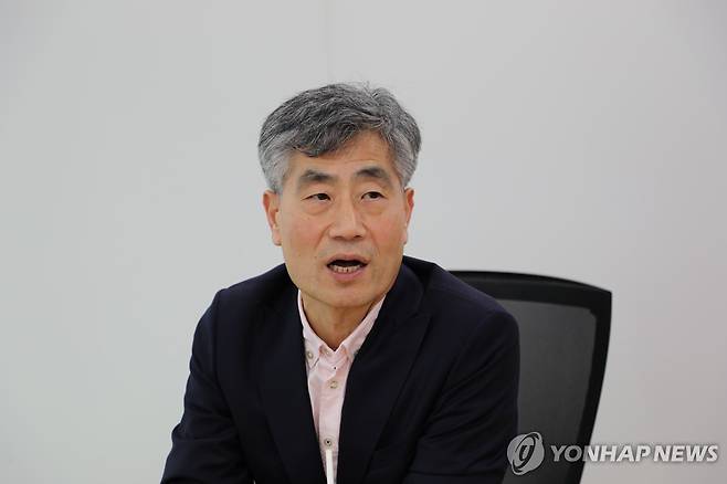 연합뉴스와 인터뷰 중인 최연혁 스웨덴 린네 대학교 정치학과 교수 [촬영 김수지]