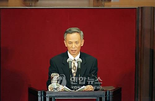 1996년 10월 대정부 질의중인 김홍신 민주당 의원 김홍신 의원이 제181회 국회 본회의에서 경제분야 대정부 질문을 하고 있다.
 [연합뉴스 사진]