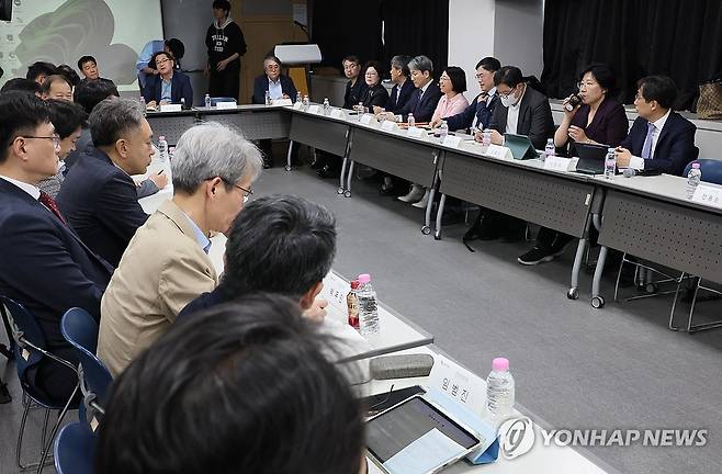 교육부-의대학장단 간담회 (서울=연합뉴스) 이정훈 기자 = 30일 서울 종로구 서울대학교 치과병원에서 교육부-의대학장단 간담회가 열리고 있다. 2025.4.30 uwg806@yna.co.kr