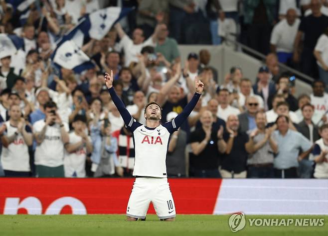 골세리머니를 펼치는 토트넘의 제임스 매디슨 [로이터=연합뉴스]