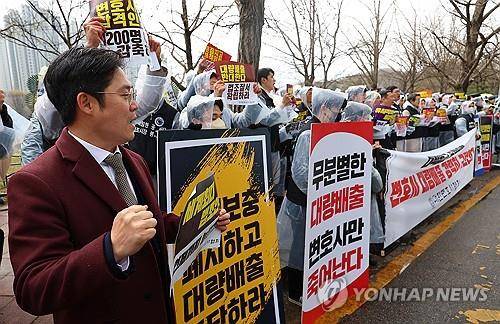 변협 "변호사 합격자 수 1200명 이하로 줄여라" 대한변호사협회 김정욱 회장을 비롯한 변호사들이 지난달 14일 경기도 과천시 정부과천청사 앞에서 변호사 배출 수 감축 요구 기자회견을 하는 모습. [연합뉴스 자료사진]
