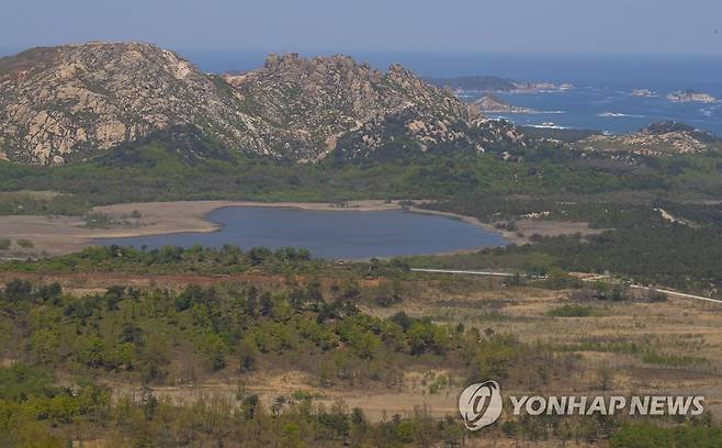 금강산 전망대에서 바라본 금강산 구선봉과 감호 (고성=연합뉴스) 윤동진 기자 = 4·27 남북정상회담 1주년인 27일 금강산전망대에서 바라본 금강산 구선봉과 감호의 모습. 2019.4.27 mon@yna.co.kr