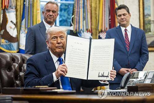 행정명령 서명한 트럼프 미국 대통령 [워싱턴 EAP 연합뉴스 재판매 및 DB금지]