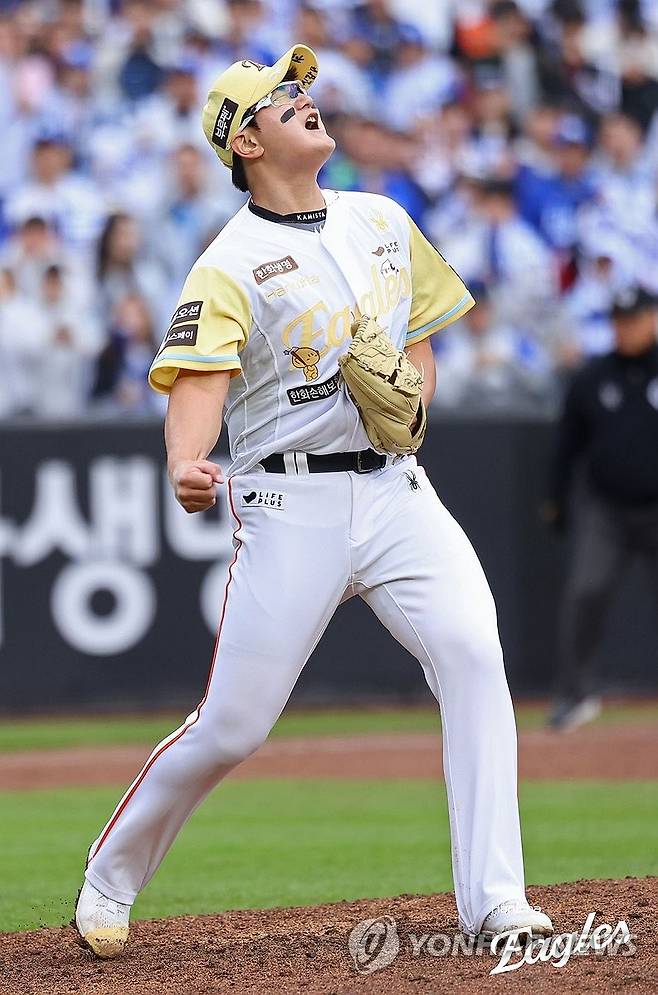 한화, 30경기 이상 기준 18년 만에 1위 (서울=연합뉴스) 5일 대전 한화생명볼파크에서 열린 프로야구 삼성과 한화의 경기. 한화 마무리 김서현이 삼진으로 팀의 3-1 승리를 결정지은 뒤 환호하고 있다.
    이날 승리로 7연승을 달성한 한화는 LG와 함께 공동선두에 올랐다. 한화가 '시즌 30경기 이상을 치른 시점'에서 1위에 오른 건, 무려 18년 만이다. 2025.5.5 [한화 이글스 제공. 재판매 및 DB 금지] photo@yna.co.kr