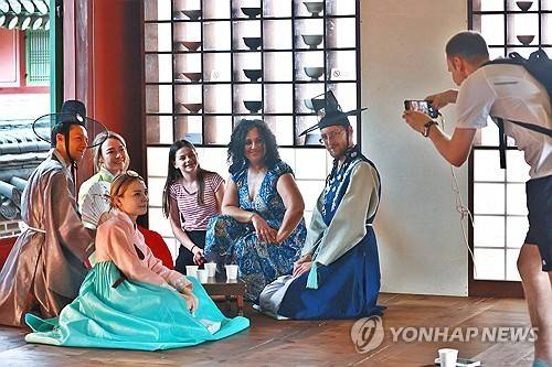 창덕궁 약방에서 추억 남기기 (서울=연합뉴스) 진연수 기자 = 17일 서울 종로구 창덕궁 내 약방에서 관광객들이 기념사진을 찍고 있다. 국가유산청 궁능유적본부에 따르면 궁궐 안에 있는 의료기관인 약방에서 오는 8월 18일까지 매주 수~일요일에 관람객들이 제호탕, 오미자 음료 등을 시음하며 공간에서 휴식을 취할 수 있다. 2024.7.17
    jin90@yna.co.kr (끝)