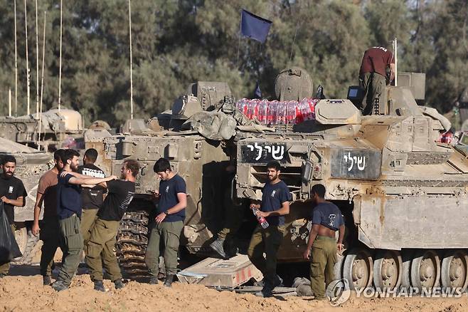 가자지구 인근에 주둔 중인 이스라엘 병사들 [AFP=연합뉴스]