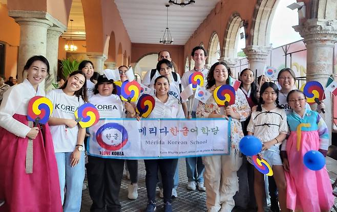 멕시코 한인 이민 120주년 기념행사 참여한 메리다한글어학당 교사와 학생들 [메리다한글어학당 제공. 재판매 및 DB 금지]