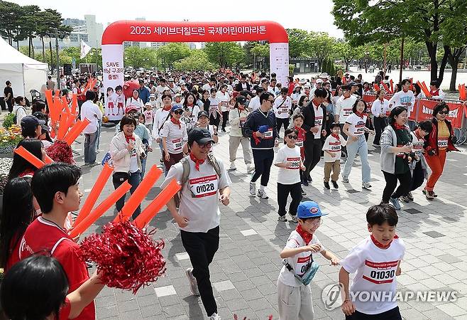 '응원과 함께 출발' (서울=연합뉴스) 김성민 기자 = 6일 서울 마포구 월드컵공원에서 국제아동권리 비정부기구(NGO) 세이브더칠드런과 국가기간뉴스통신사 연합뉴스와 공동 주최한 '2025 국제어린이마라톤대회'에서 참가자들이 출발하고 있다. 2025.5.6 ksm7976@yna.co.kr