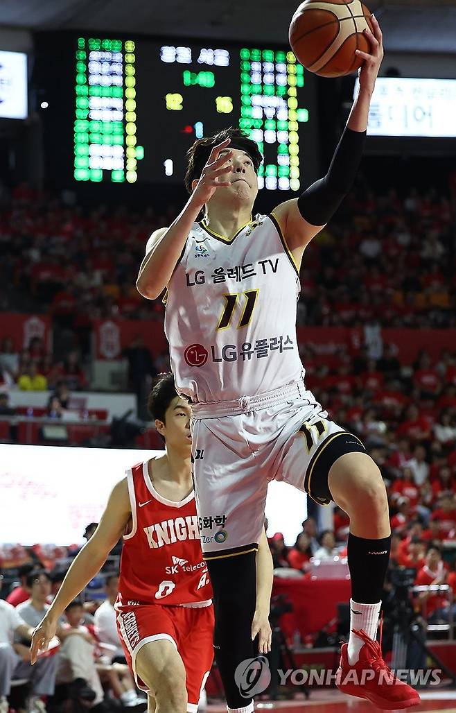 슛하는 허일영 (서울=연합뉴스) 윤동진 기자 = 5일 잠실학생체육관에서 열린 2024-2025 KBL 챔피언결정전 창원 LG 대 서울 SK 경기. LG 허일영이 슛을 하고 있다. 2025.5.5 mon@yna.co.kr