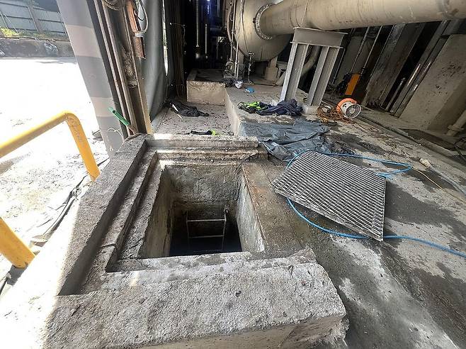 전주 제지공장 맨홀서 작업하던 5명 쓰러져…2명 심정지 [전북자치도소방본부 제공. 재판매 및 DB 금지]