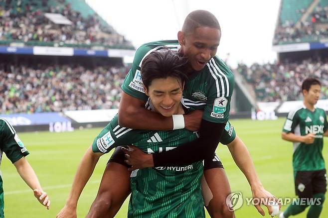 전진우 골 축하해 (전주=연합뉴스) 최영수 기자 = 6일 전주월드컵경기장에서 벌어진 프로축구 K리그1. 전북 전진우가 대전에 선제골을 넣자 에르난데스가 등에 올라타고 있다. 2025.5.6 kan@yna.co.kr