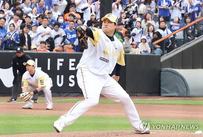 역투하는 류현진 (대전=연합뉴스) 강수환 기자 = 6일 대전 한화생명볼파크에서 열린 프로야구 2025 신한 SOL 뱅크 KBO리그 삼성 라이온즈와 한화 이글스의 경기. 1회초 삼성 공격. 한화 선발 투수 류현진이 역투를 하고 있다. 2025.5.6 swan@yna.co.kr