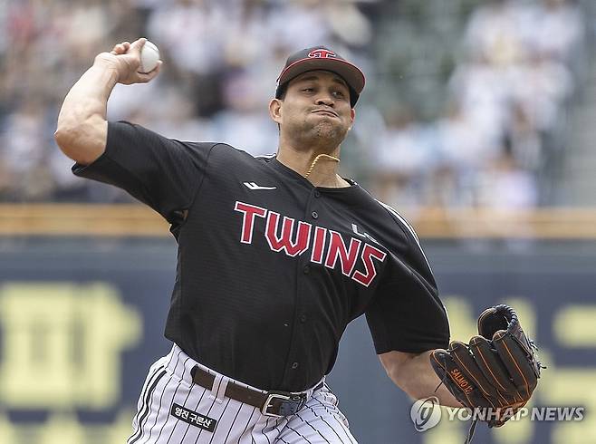 역투하는 LG 선발 치리노스 (서울=연합뉴스) 황광모 기자 = 6일 서울 송파구 잠실야구장에서 열린 2025 프로야구 LG와 두산의 경기. LG 선발 치리노스가 1회말 역투하고 있다. 2025.5.6 hkmpooh@yna.co.kr