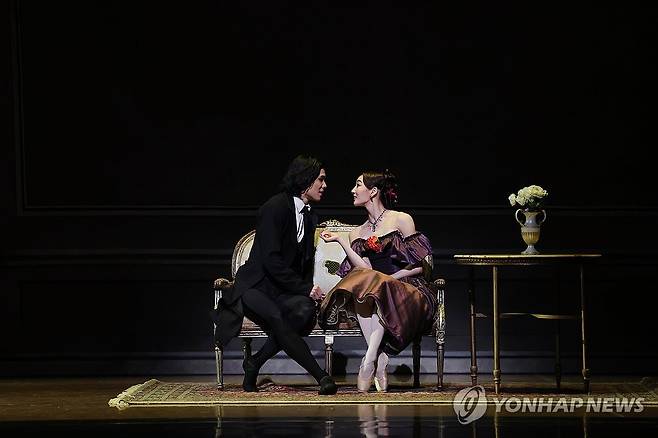 '카멜리아 레이디', 비극적 사랑 그린 드라마 발레 (서울=연합뉴스) 임화영 기자 = 6일 서울 서초구 예술의전당 오페라극장에서 열린 국립발레단 제204회 정기공연 '카멜리아 레이디' 프레스콜에서 마르그리트 코티에 역의 조연재와 아르망 뒤발 역의 변성완이 시연하고 있다. 2025.5.6 hwayoung7@yna.co.kr