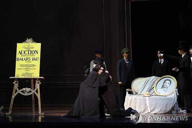 '카멜리아 레이디', 비극적 사랑과 죽음 (서울=연합뉴스) 임화영 기자 = 6일 서울 서초구 예술의전당 오페라극장에서 열린 국립발레단 제204회 정기공연 '카멜리아 레이디' 프레스콜에서 아르망 뒤발 역의 변성완이 시연하고 있다. 2025.5.6 hwayoung7@yna.co.kr