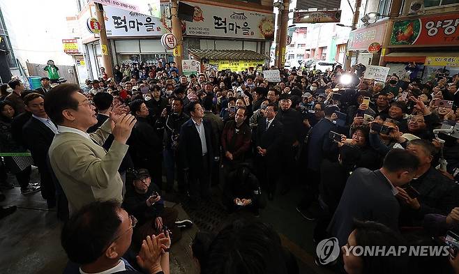 이재명 후보 영동군 연설 (영동=연합뉴스) 류영석 기자 = 더불어민주당 이재명 대선 후보가 '골목골목 경청투어:국토종주편'에 나선 6일 충북 영동군 영동전통시장에서 연설을 하고 있다. 2025.5.6 ondol@yna.co.kr