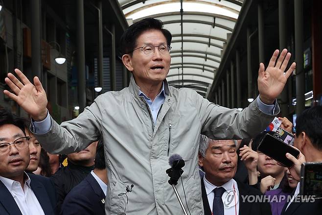 포항 시민들에 인사하는 김문수 후보 (포항=연합뉴스) 서명곤 기자 = 국민의힘 김문수 대선 후보가 6일 경북 포항시 죽도시장을 찾아 시민들에게 인사하고 있다. 2025.5.6 seephoto@yna.co.kr